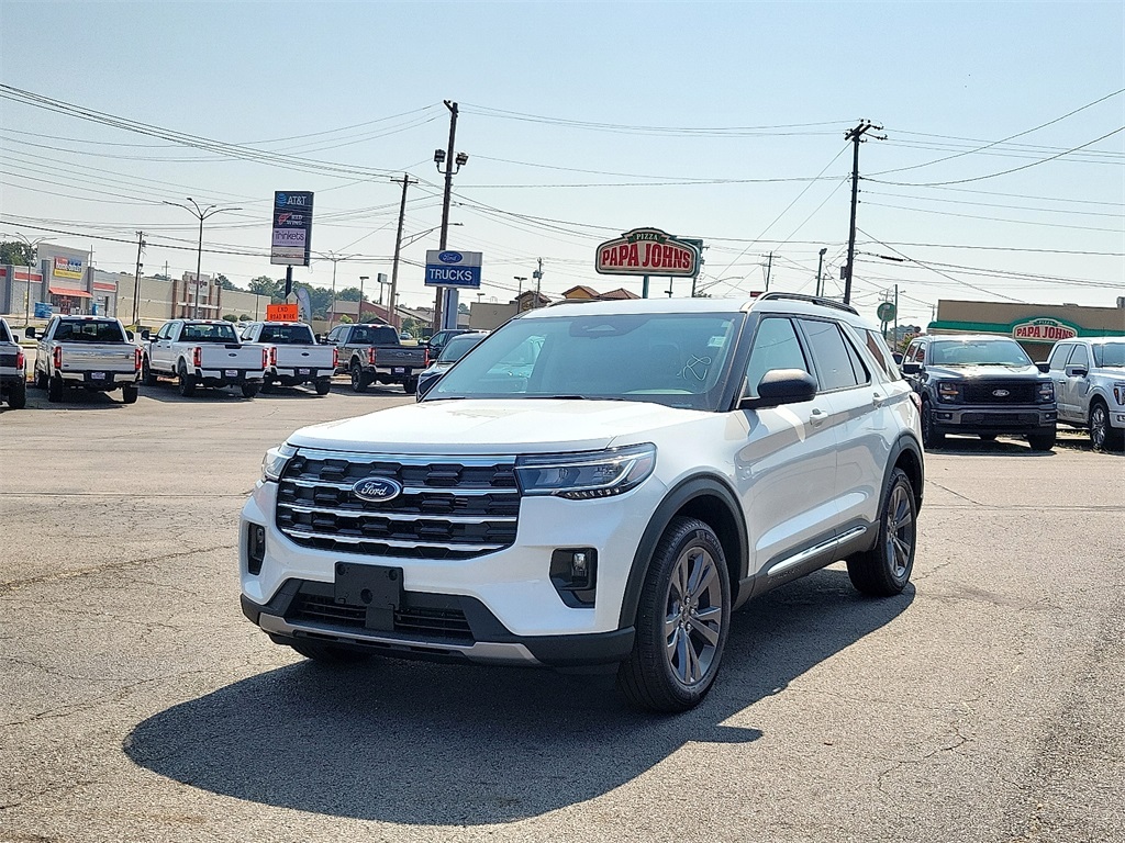 2025 Ford Explorer photo 2