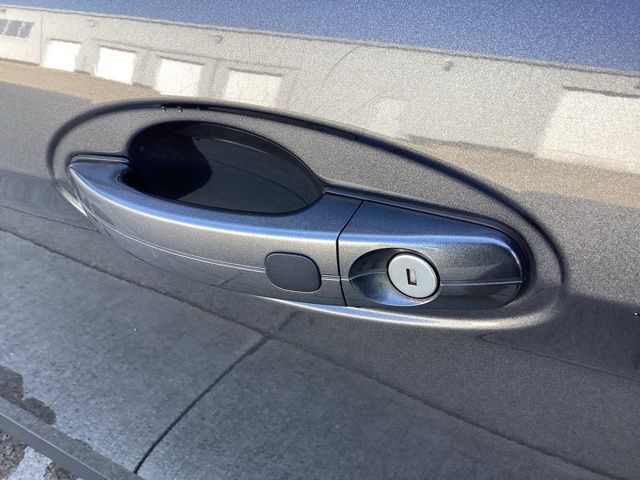 2016 Ford C-Max Hybrid SEL photo 19