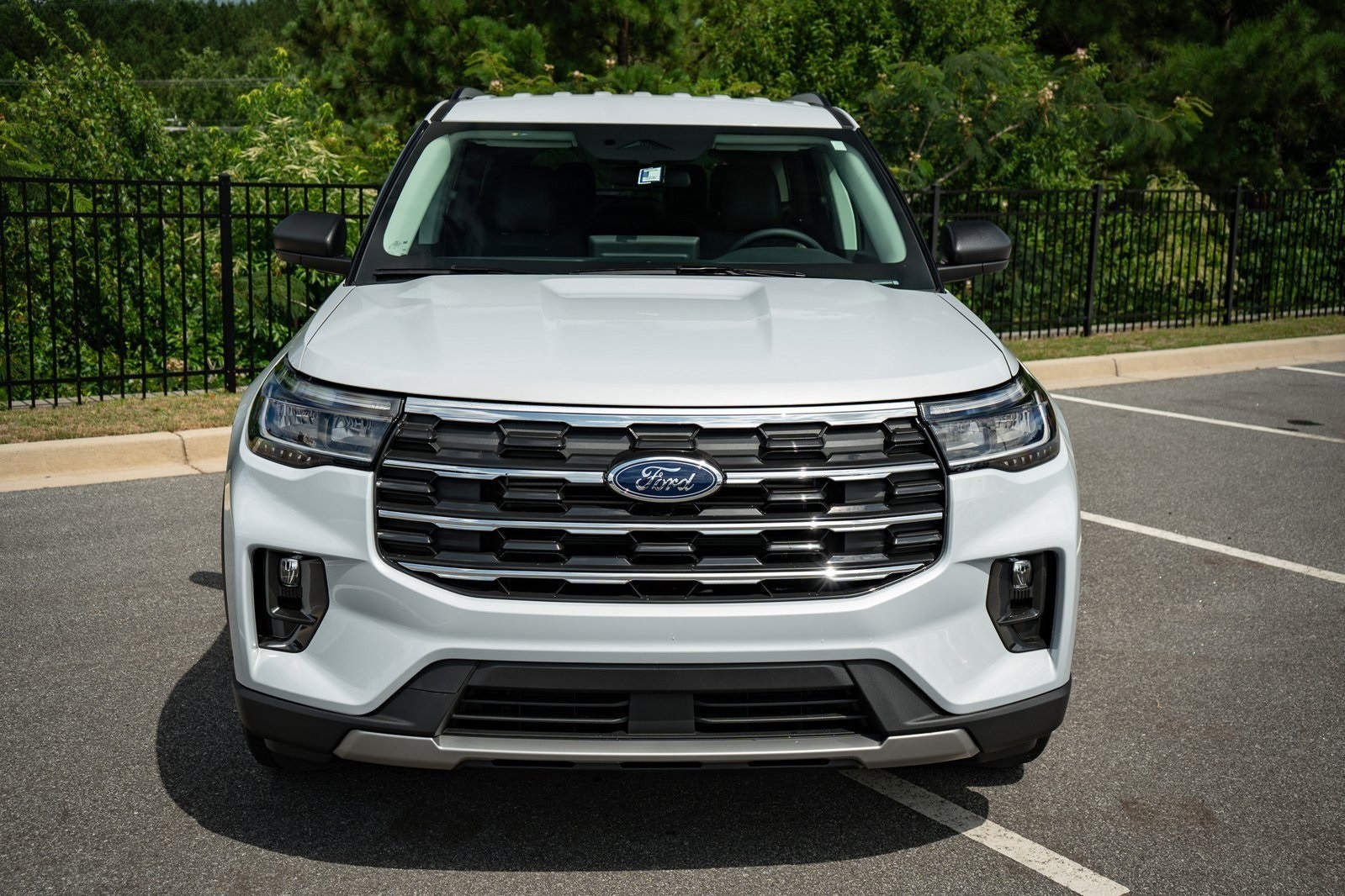 2025 Ford Explorer photo 2