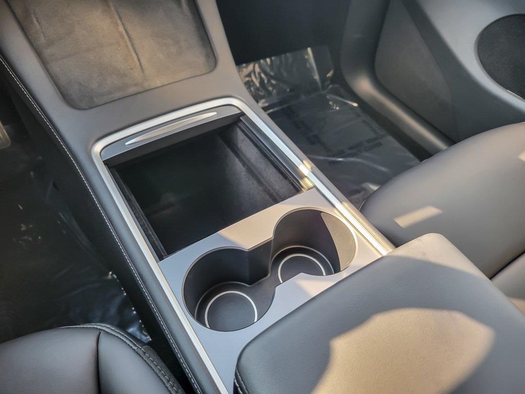 2025 Tesla Model Y Long Range photo 13