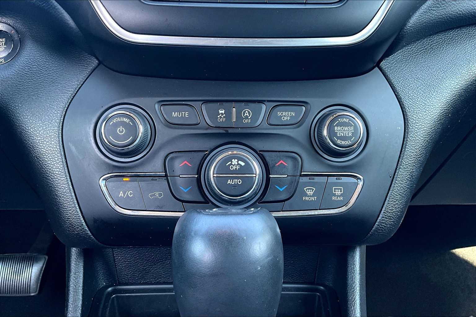 2021 Jeep Cherokee Latitude Lux photo 32