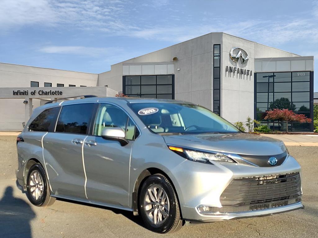 2022 Toyota Sienna XLE's photo