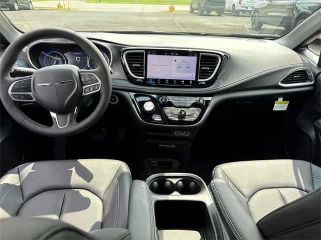 2025 Chrysler Pacifica photo 2