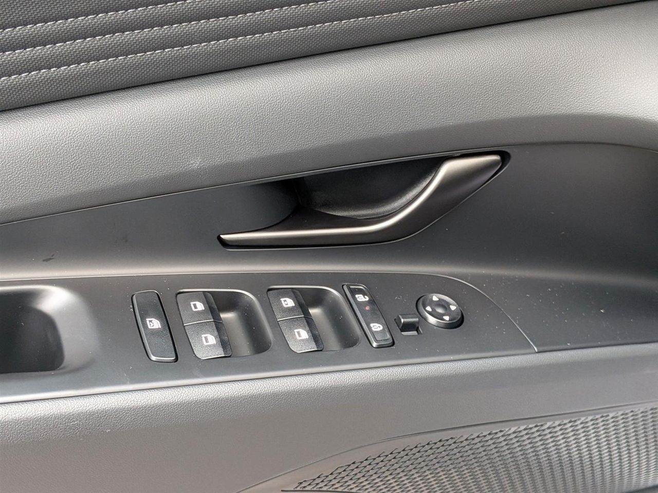 2025 Hyundai Elantra SEL Sport photo 12