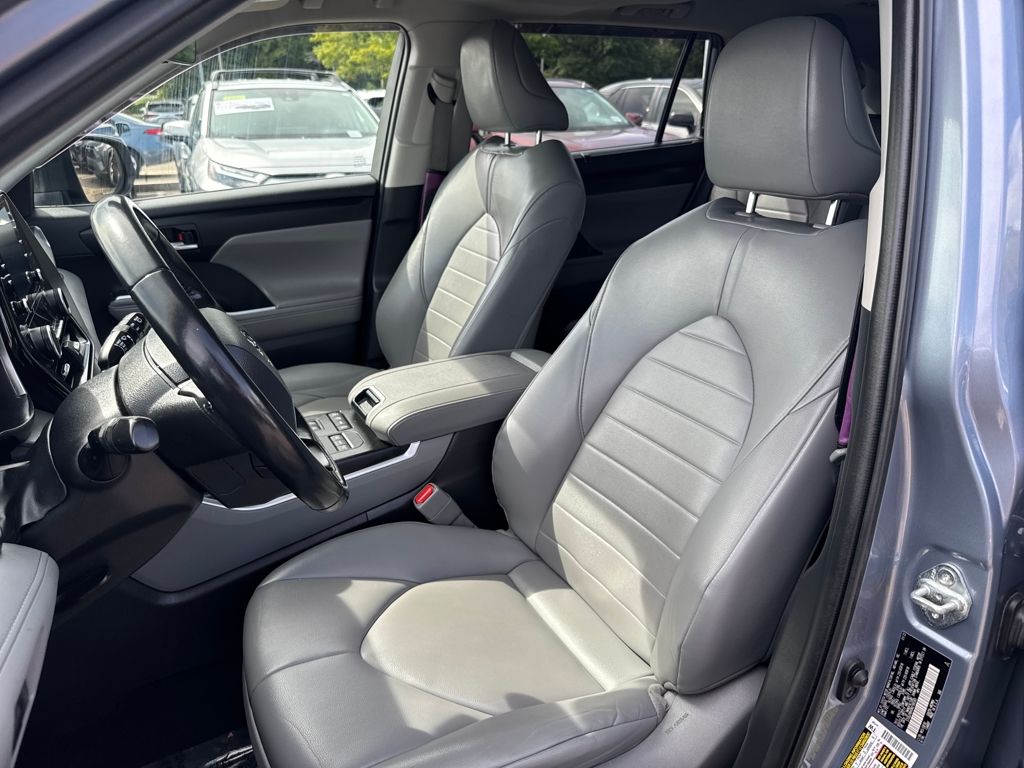 2022 Toyota Highlander XLE photo 3