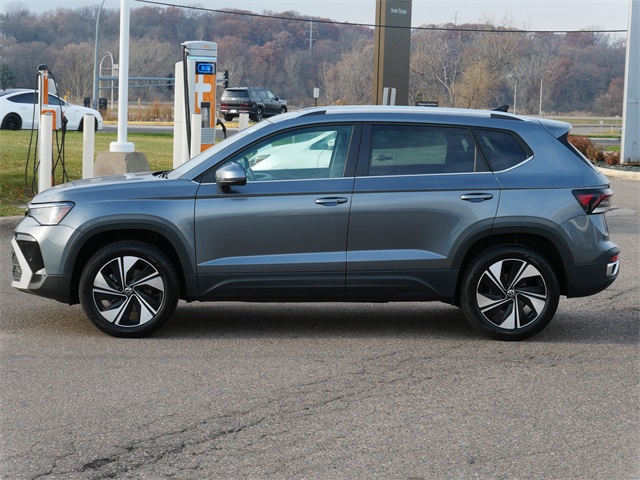 2025 Volkswagen Taos SE photo 3