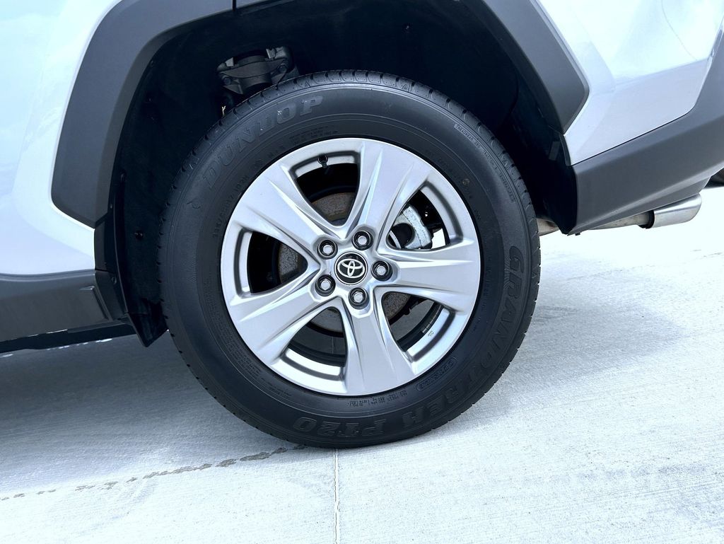 2023 Toyota RAV4 XLE photo 22