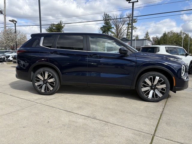 2025 Mitsubishi Outlander SE photo 3