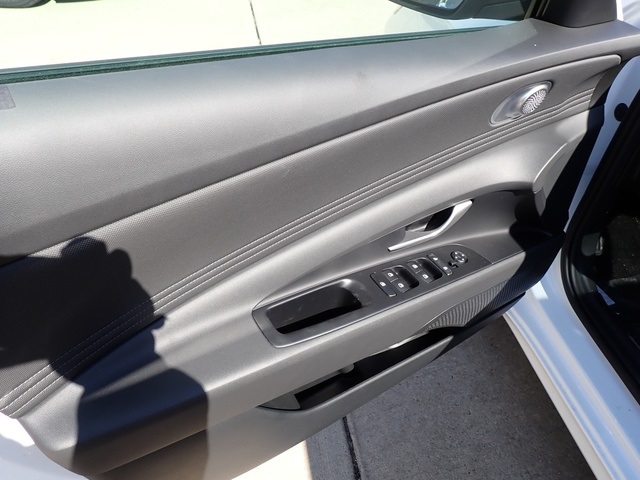 2025 Hyundai Elantra SEL Convenience photo 12