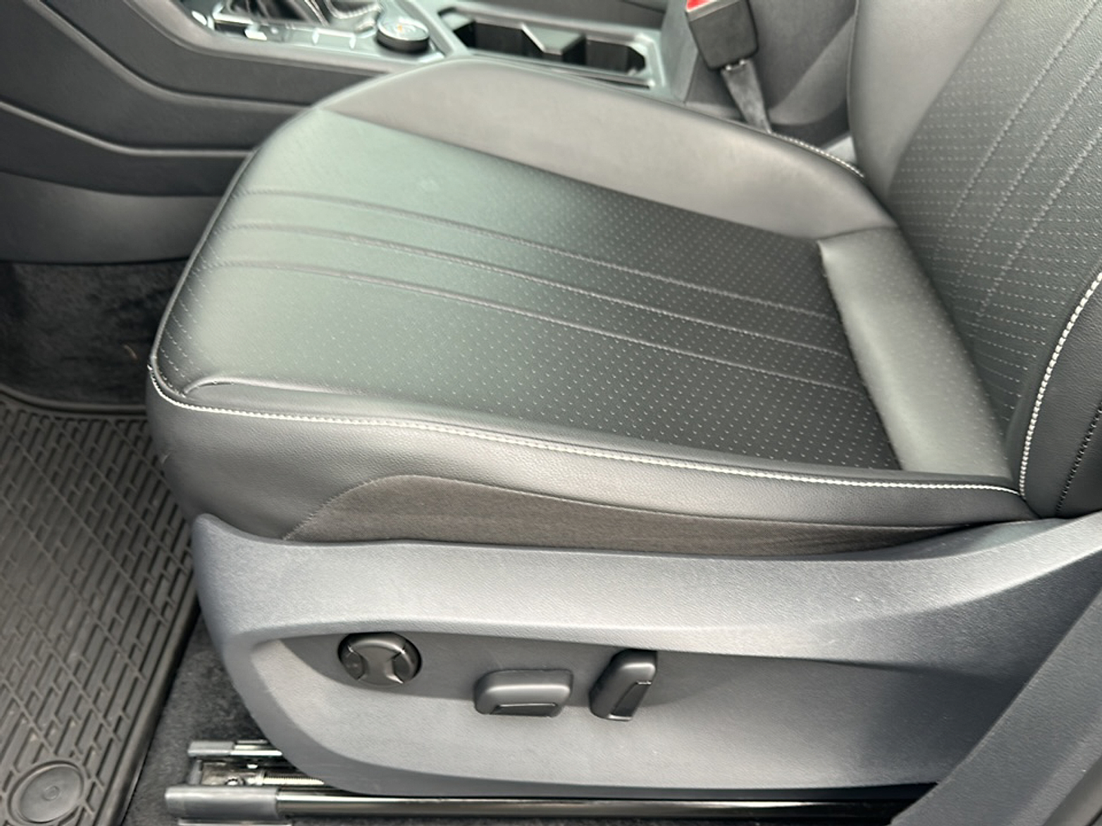 2024 Volkswagen Tiguan SE Wolfsburg Edition photo 5