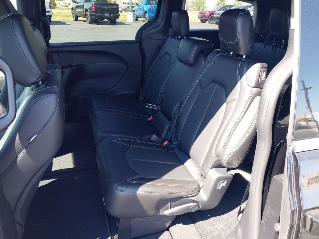 2026 Chrysler Pacifica photo 6