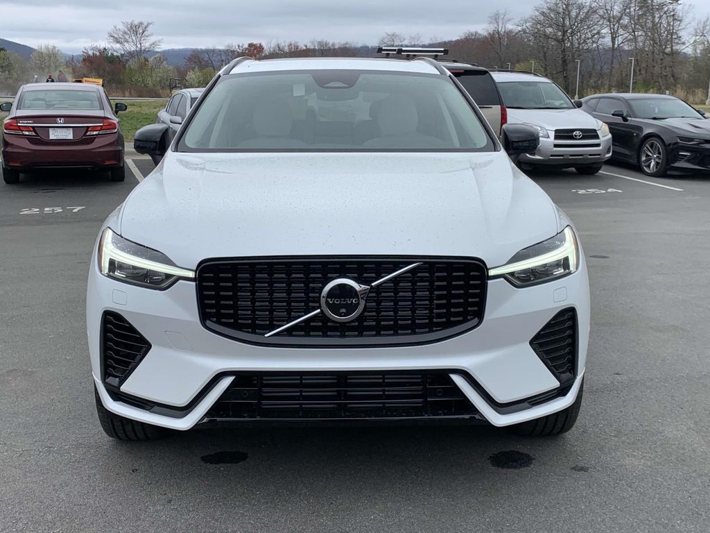 2025 Volvo XC60 T8 Plus photo 2