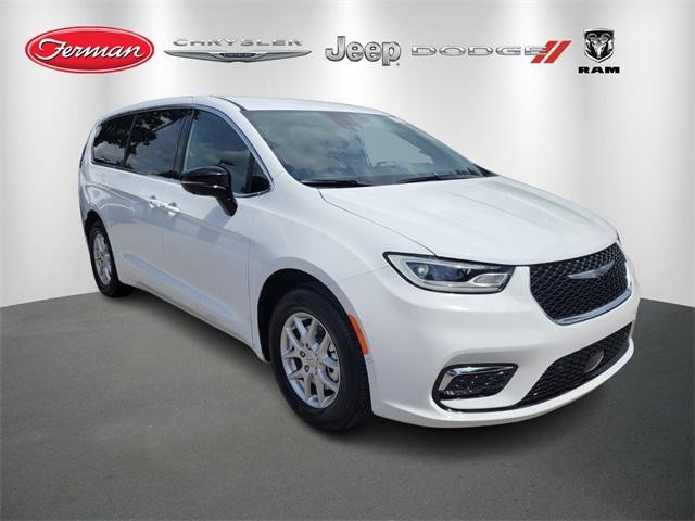 2026 Chrysler Pacifica Select's photo