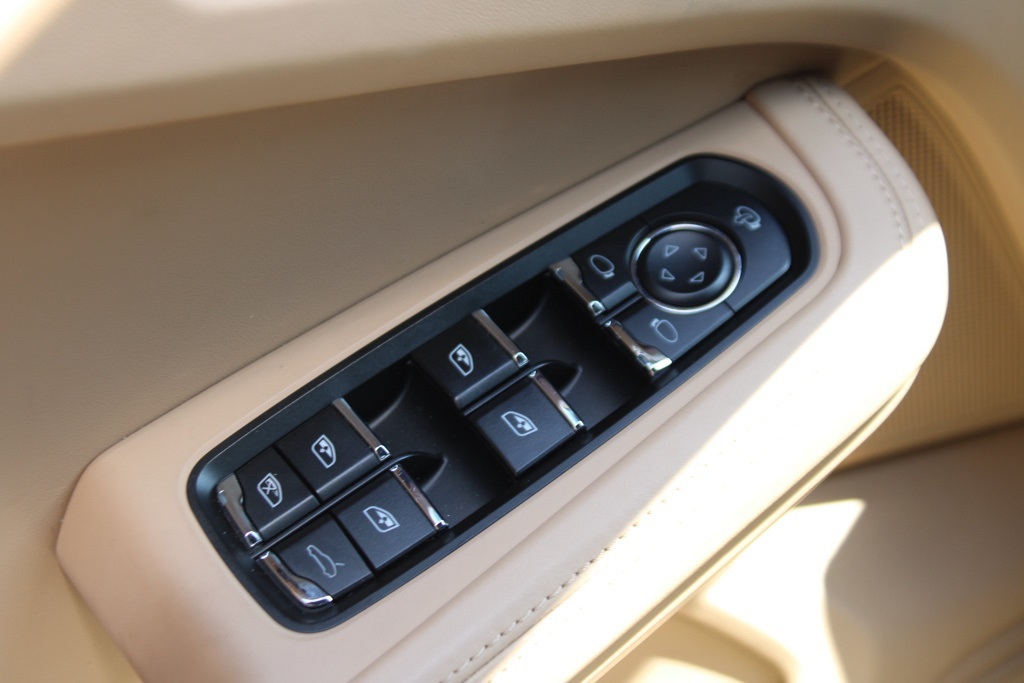 2023 Porsche Macan T photo 17