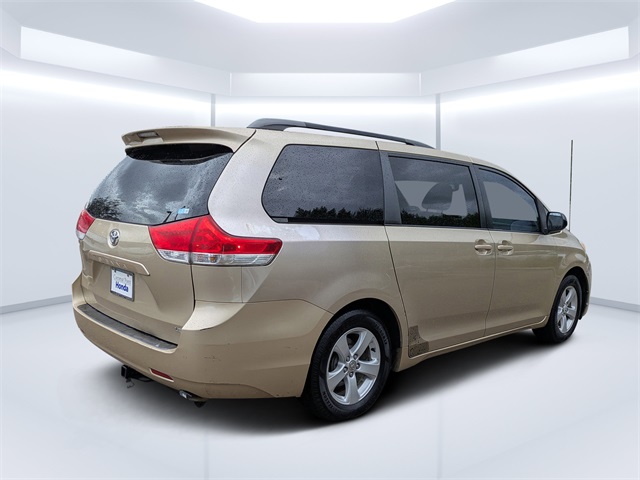 2011 Toyota Sienna Base photo 3