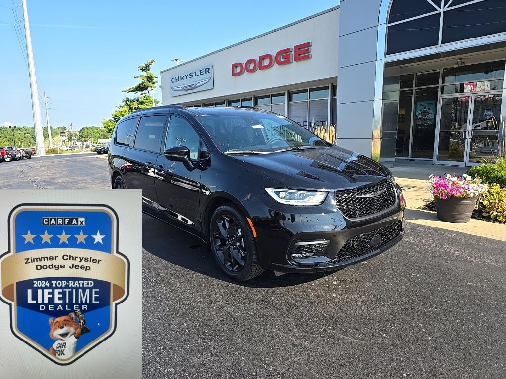 2026 Chrysler Pacifica Limited's photo