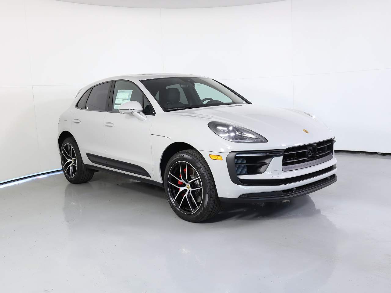2025 Porsche Macan S photo 9