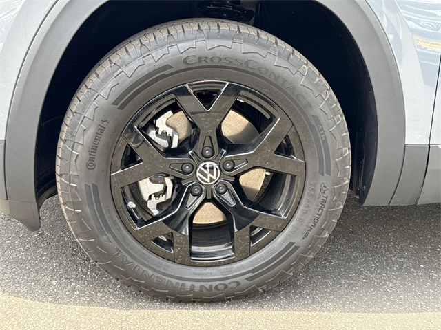 2025 Volkswagen Atlas Peak Edition SE photo 9