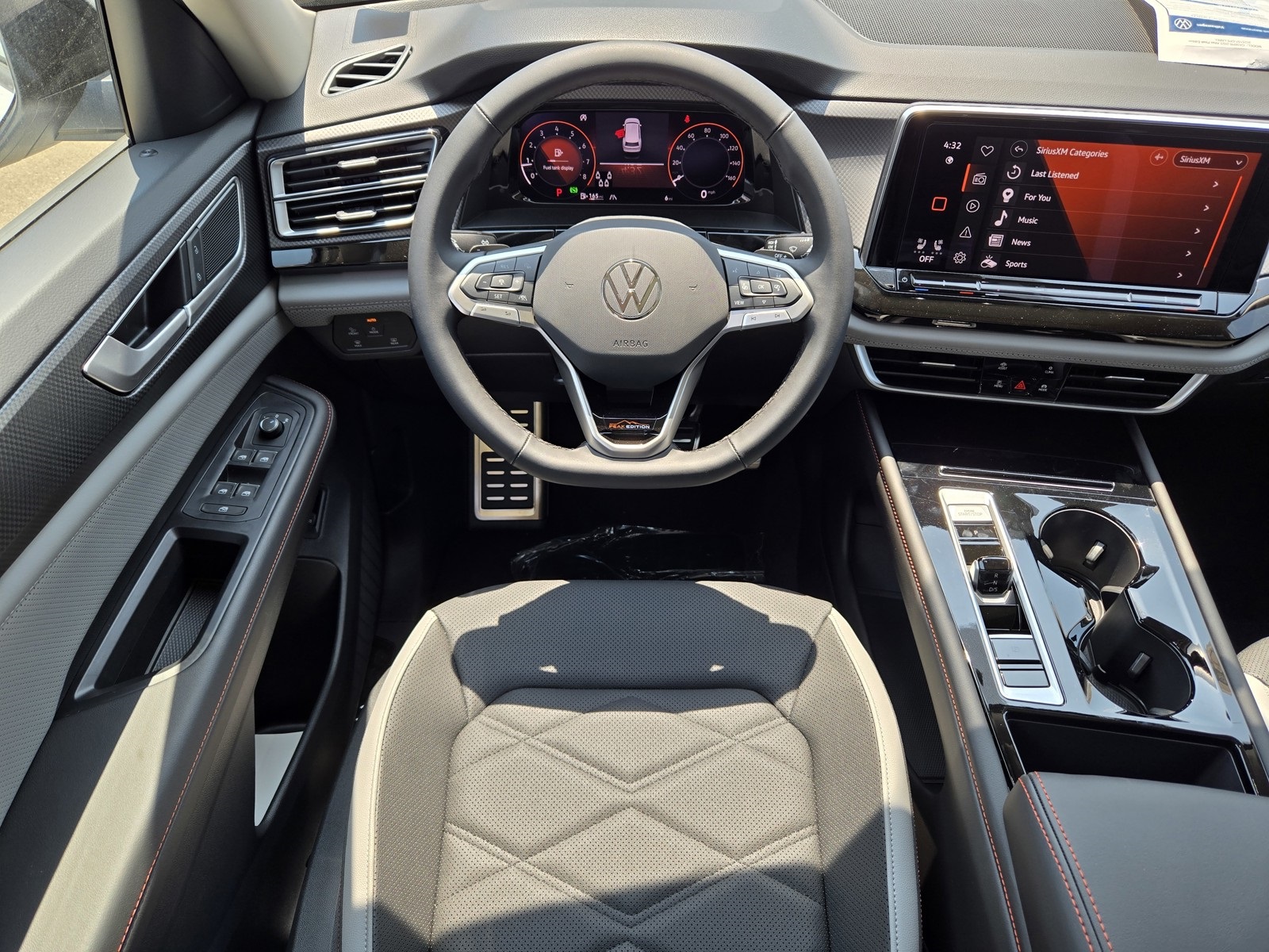 2025 Volkswagen Atlas SE Technology Peak Edition photo 8