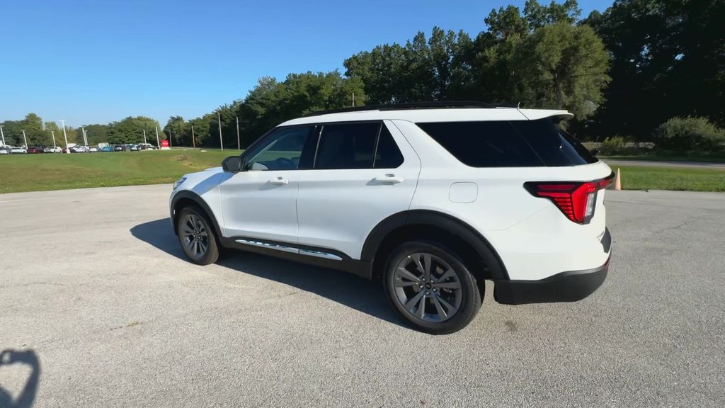 2025 Ford Explorer photo 5