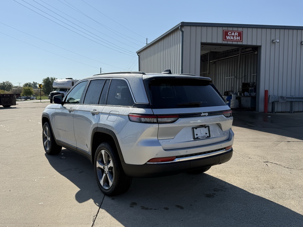 2025 Jeep Grand Cherokee Limited photo 2