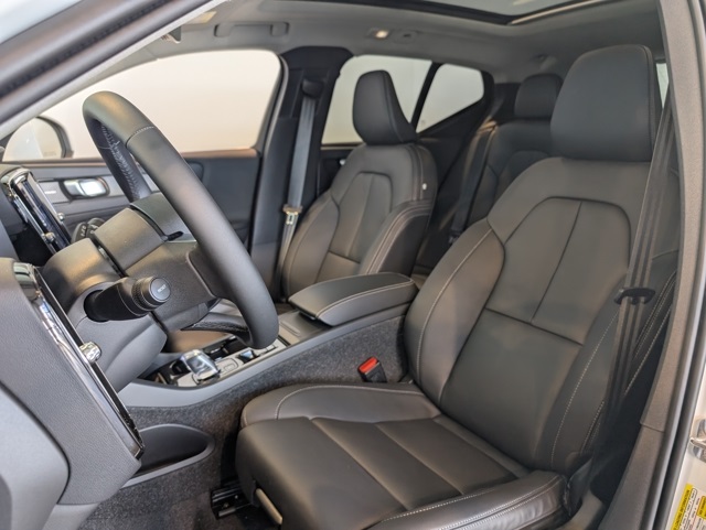 2025 Volvo XC40 photo 7