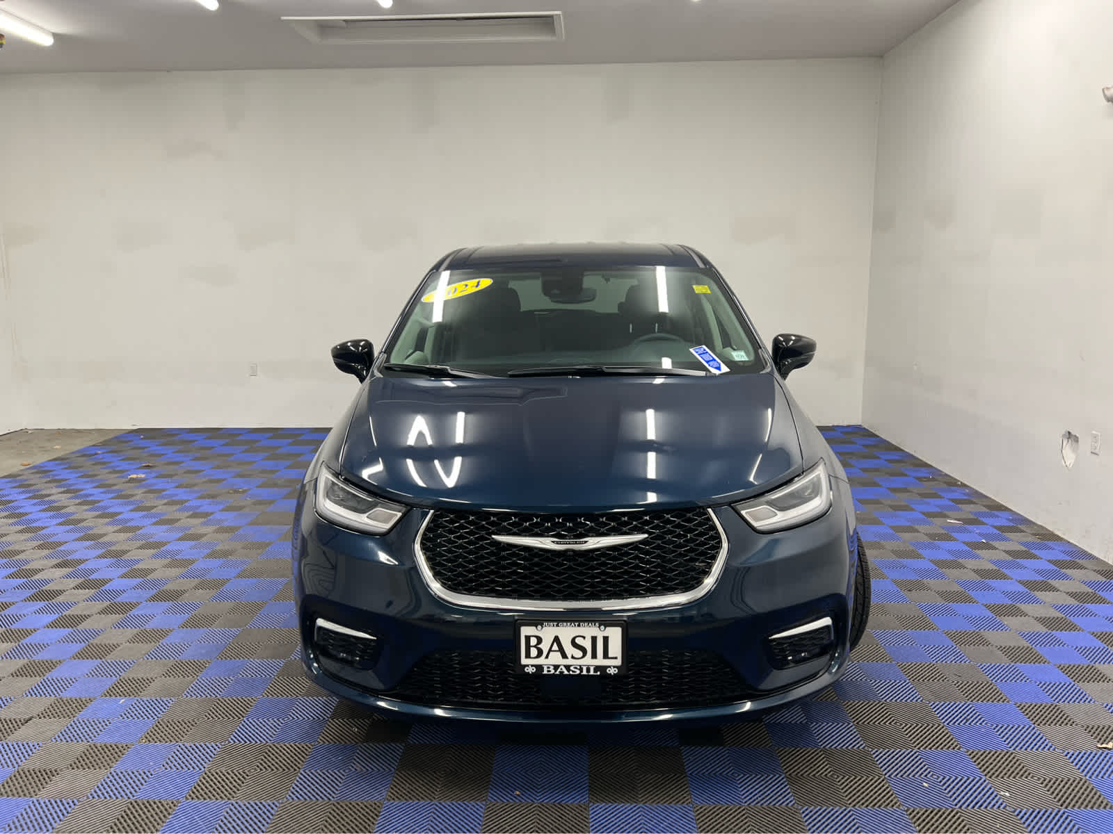 2024 Chrysler Pacifica Touring L photo 2