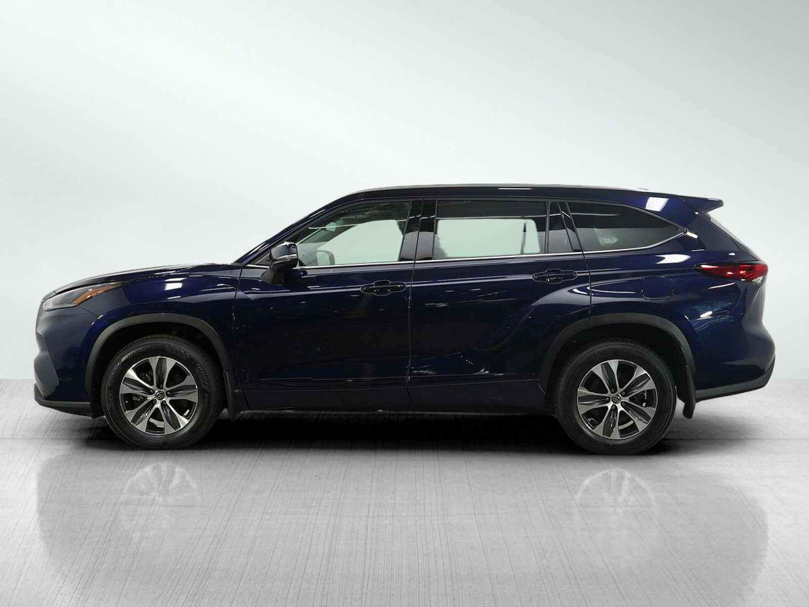 Used 2021 Toyota Highlander XLE with VIN 5TDGZRBH4MS058756 for sale in Bloomington, Minnesota