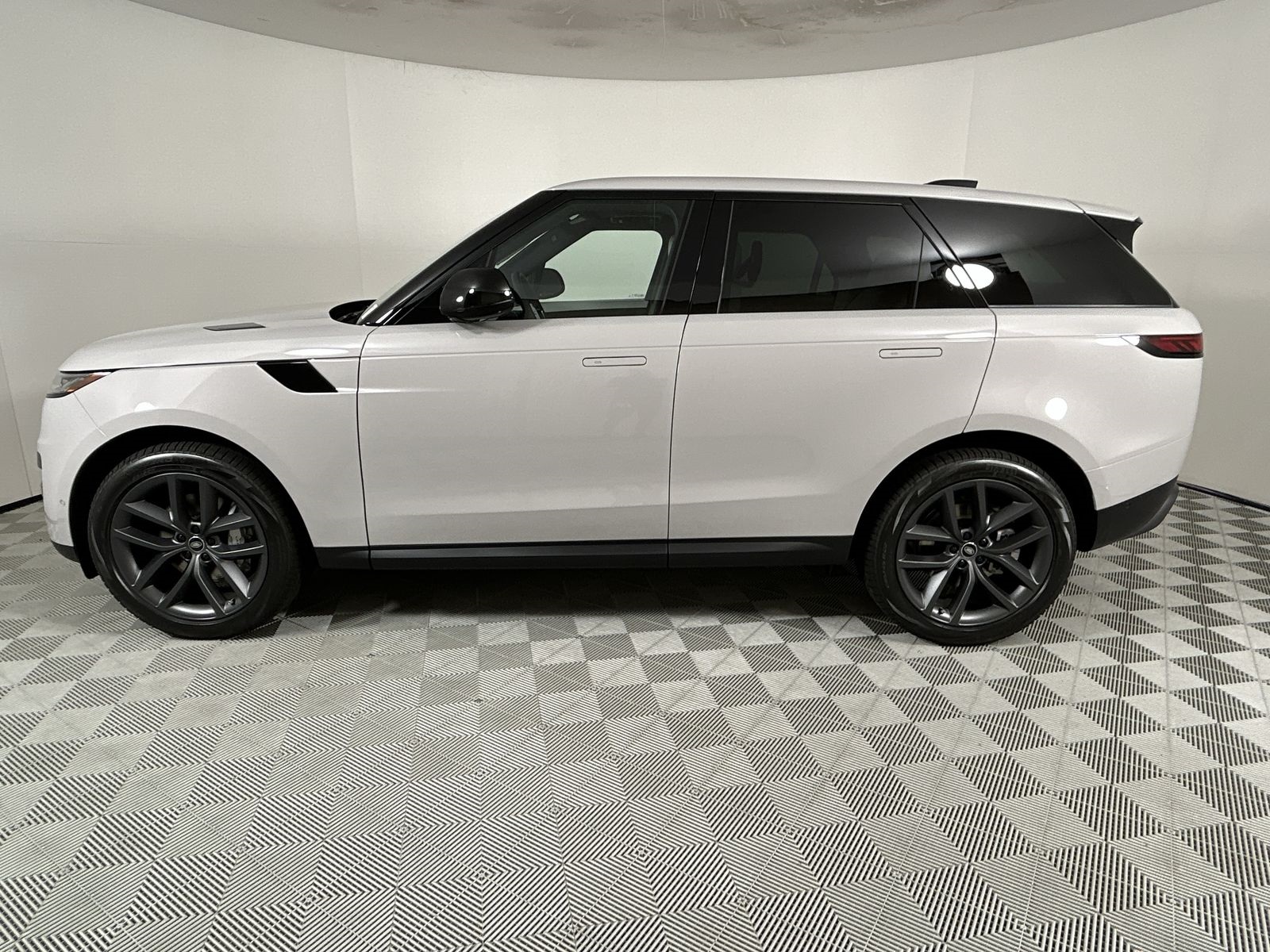 2025 Land Rover Range Rover Sport SE photo 2