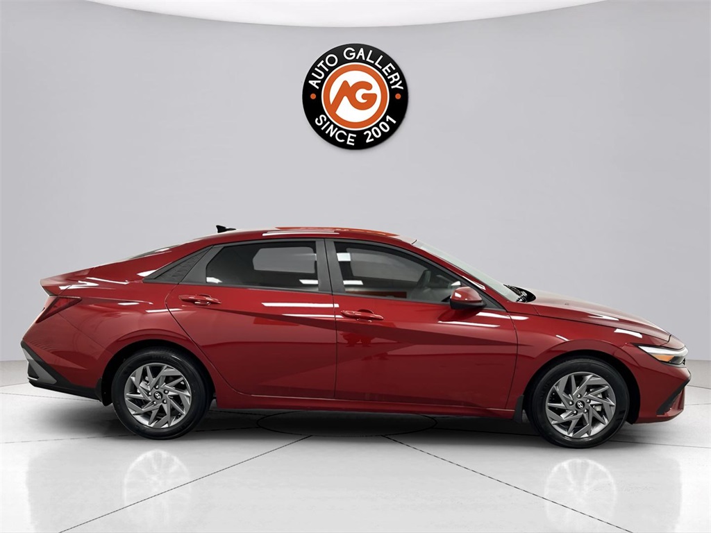 2024 Hyundai Elantra SEL photo 8
