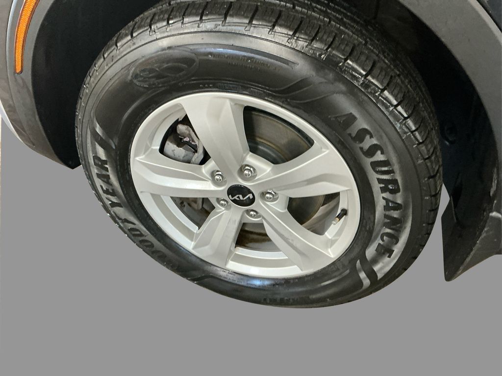 2022 Kia Sorento LX photo 16