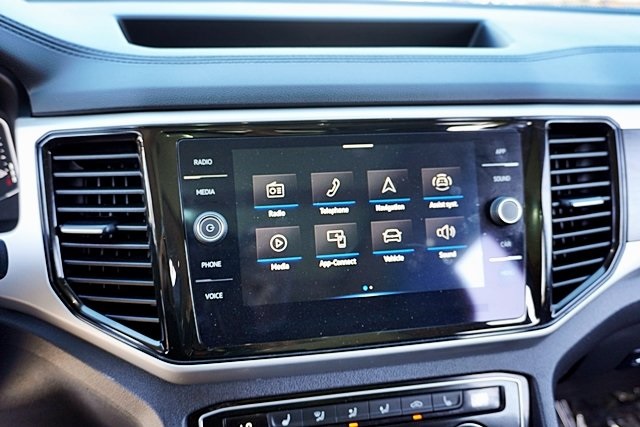 Used 2022 Silver Volkswagen 3.6L V6 SE w/Technology image 28