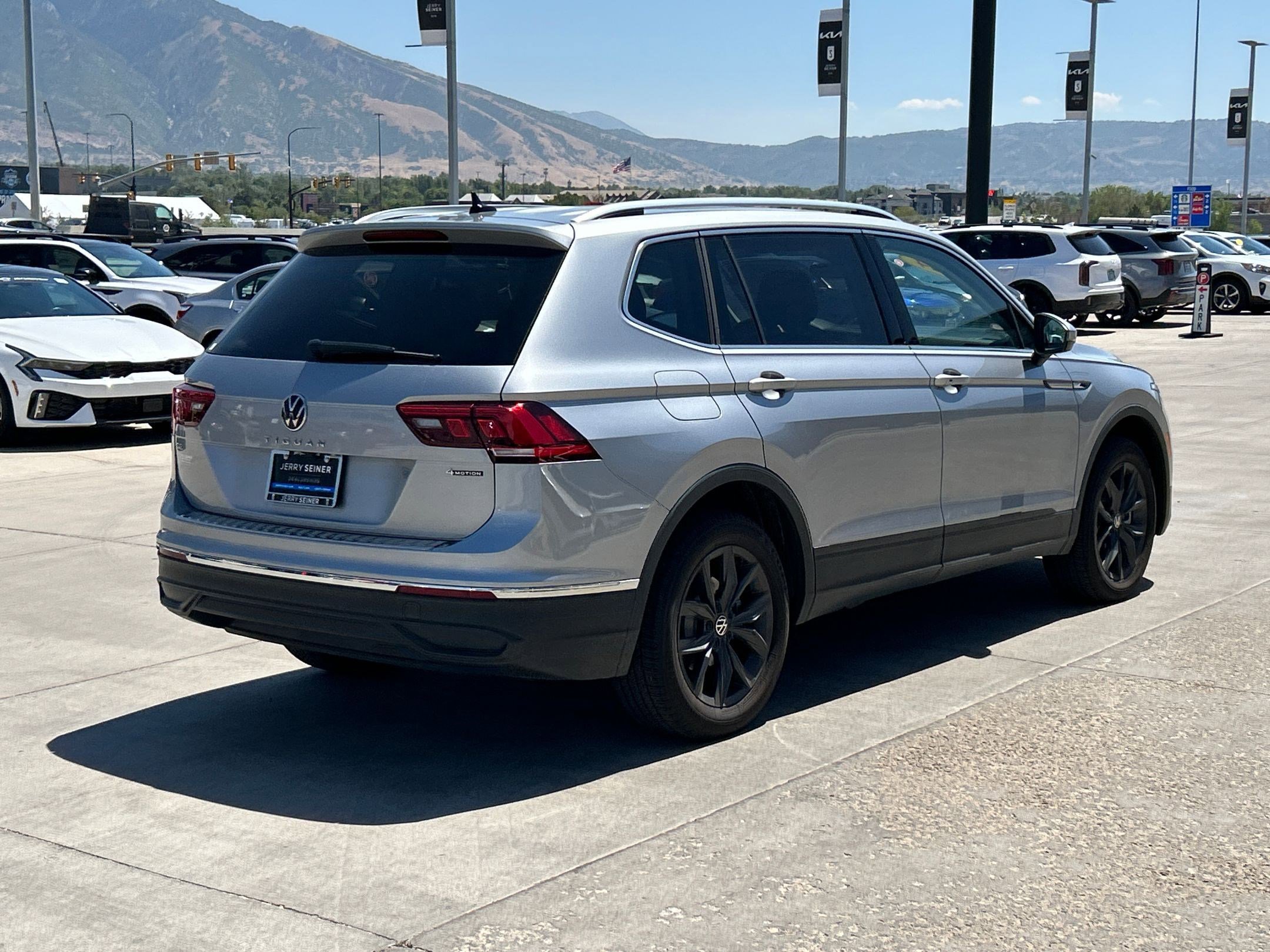 2024 Volkswagen Tiguan SE photo 3
