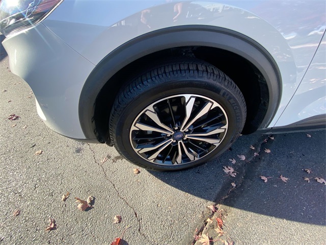 2022 Ford Escape SEL photo 2