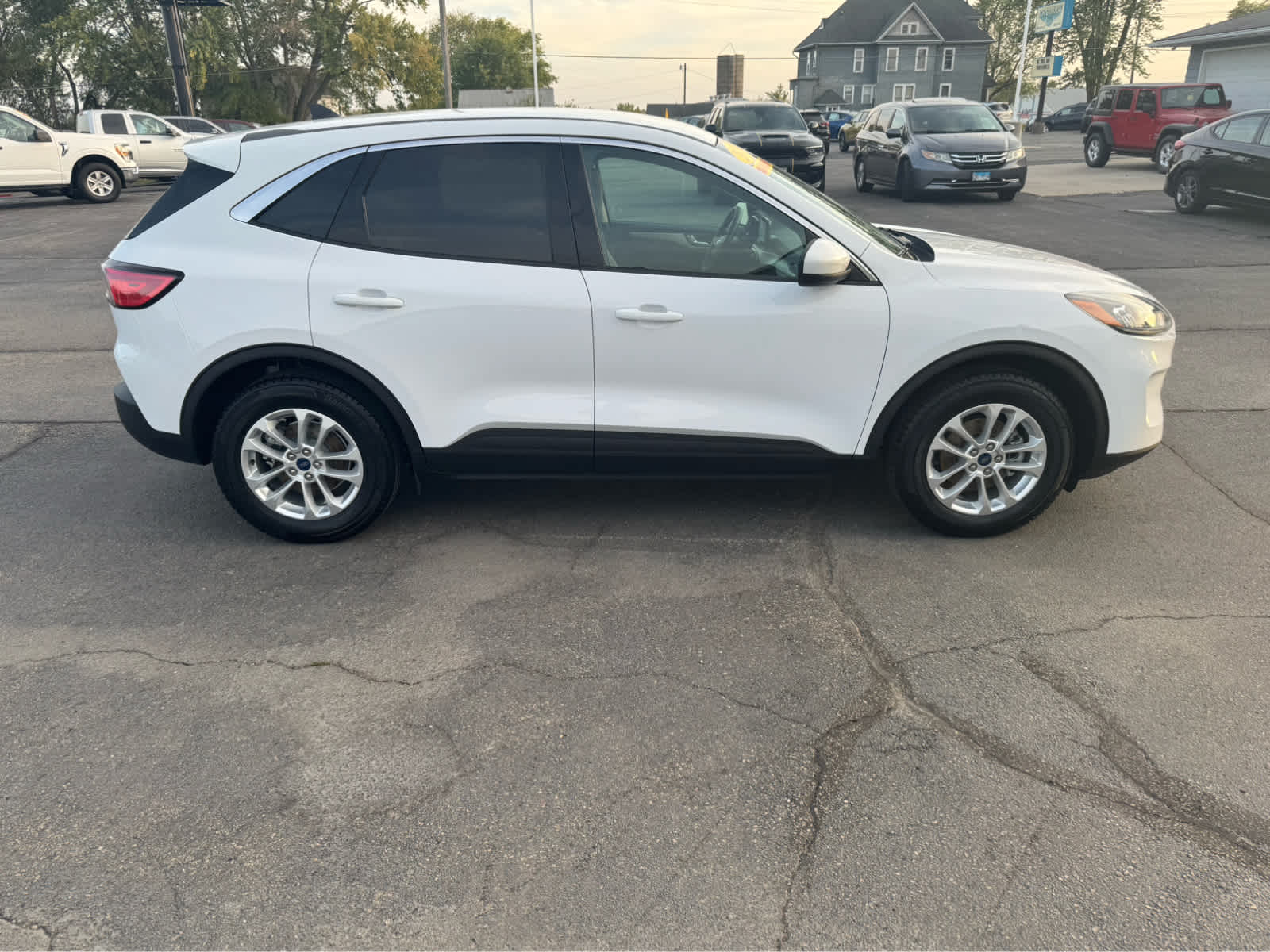 2020 Ford Escape SE photo 2