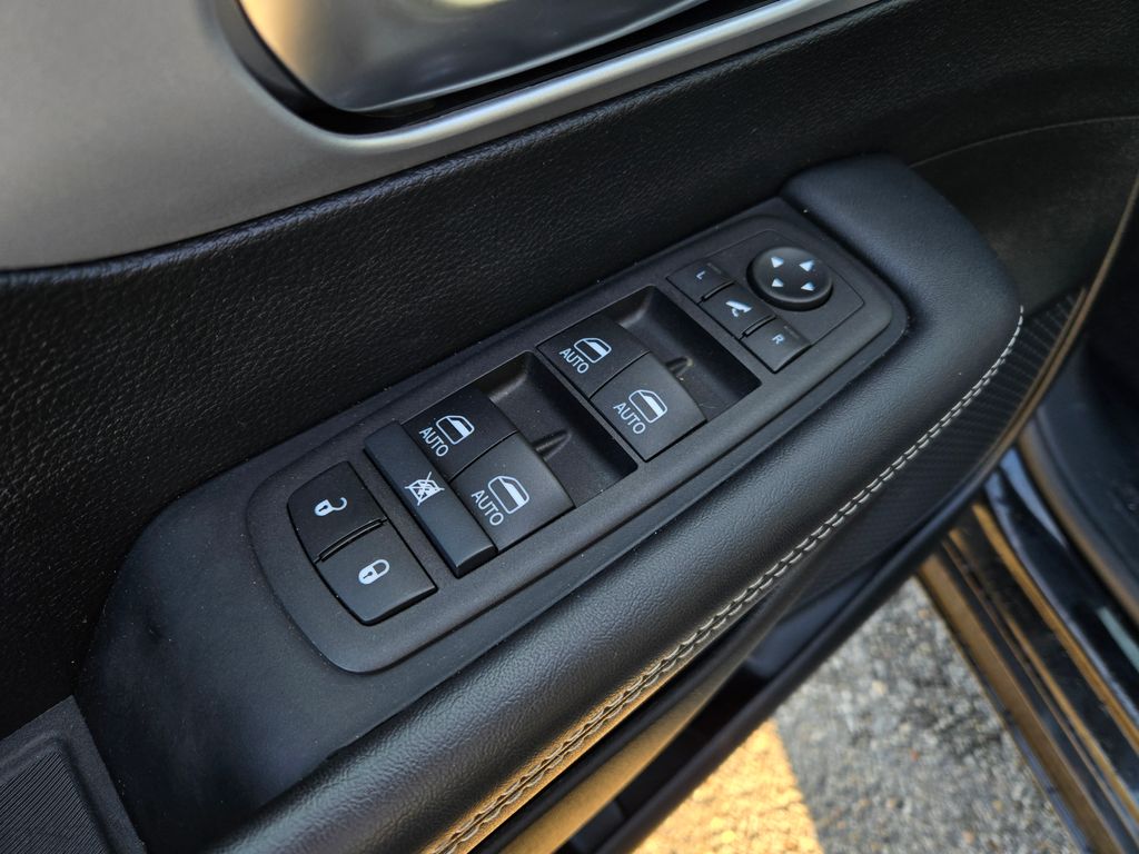 2025 Chrysler Pacifica Limited photo 10