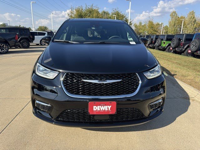 2026 Chrysler Pacifica photo 2