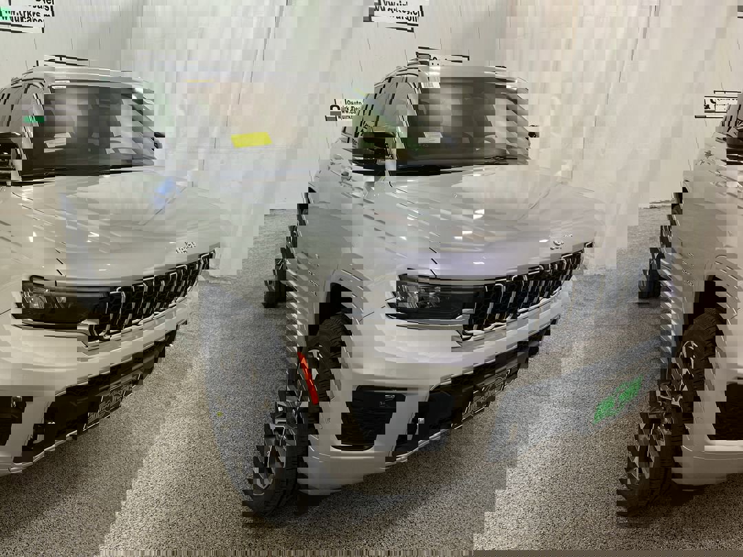 2025 Jeep Grand Cherokee Overland's photo