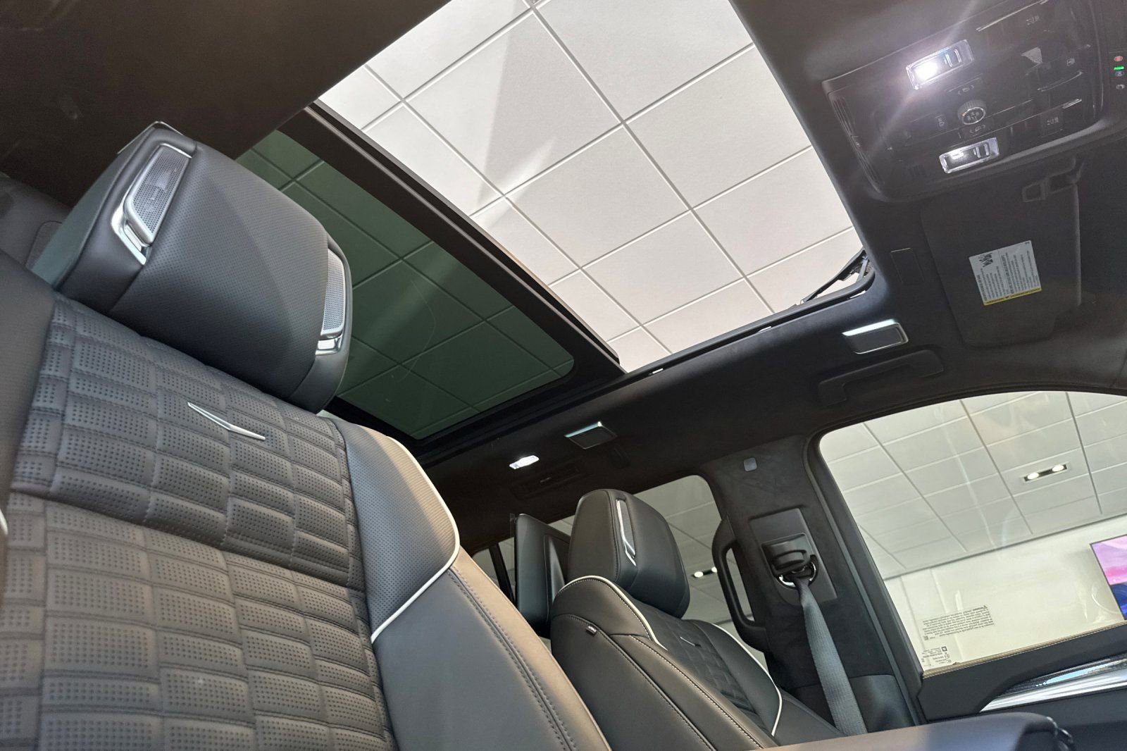 2025 Cadillac Escalade V-Series photo 17