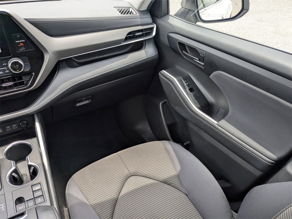2023 Toyota Highlander LE photo 17
