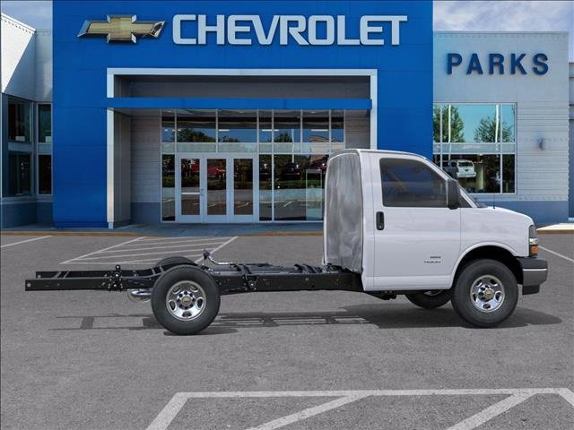 2025 Chevrolet Express Cutaway 3500 photo 3