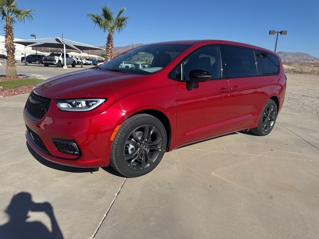 2026 Chrysler Pacifica Select's photo