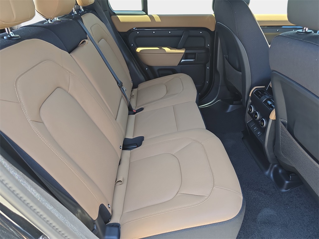 2025 Land Rover Defender 110 V8 photo 11