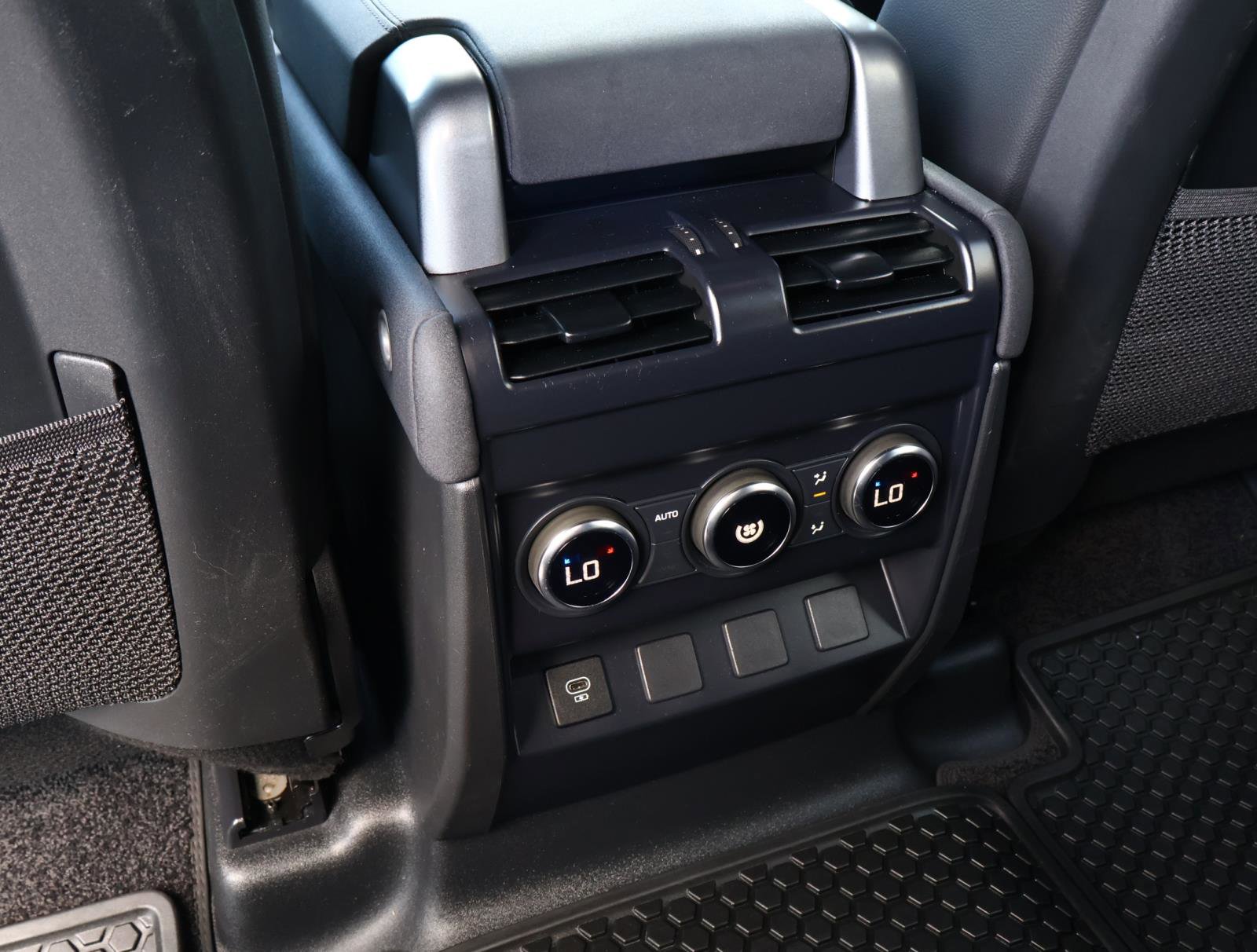 2023 Land Rover Defender S photo 12