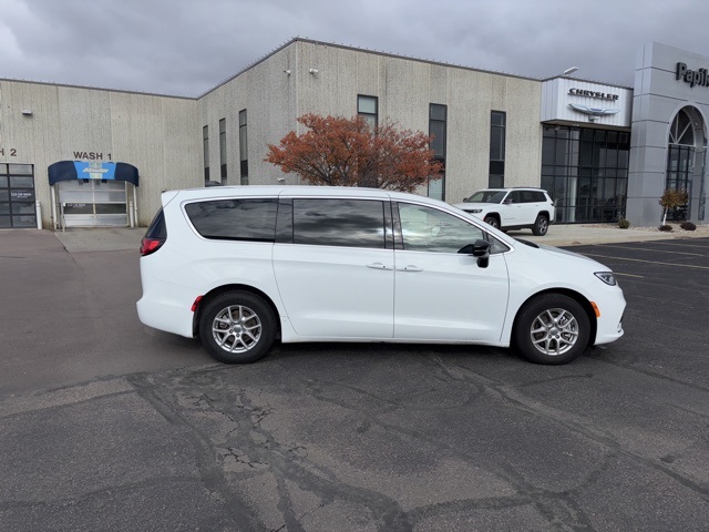 2025 Chrysler Pacifica Select's photo