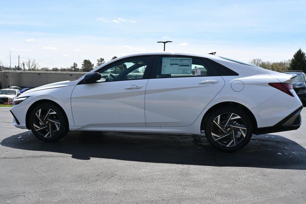 2025 Hyundai Elantra SEL Sport photo 3