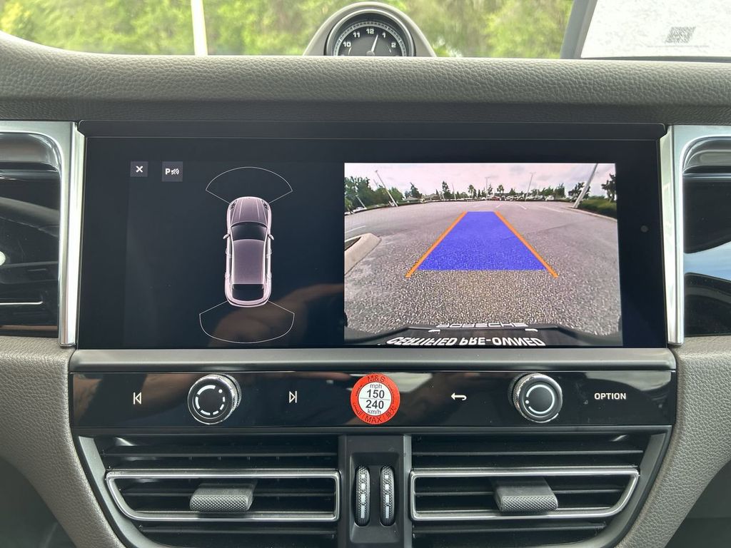 2025 Porsche Macan Base photo 21