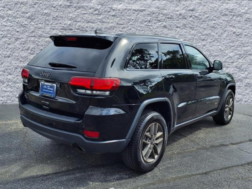 2017 Jeep Grand Cherokee Laredo photo 2