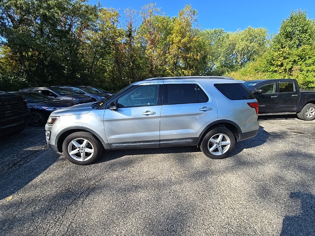 2017 Ford Explorer XLT photo 2