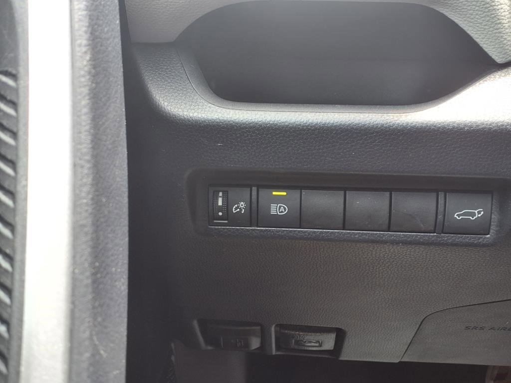 2020 Toyota RAV4 XLE photo 18